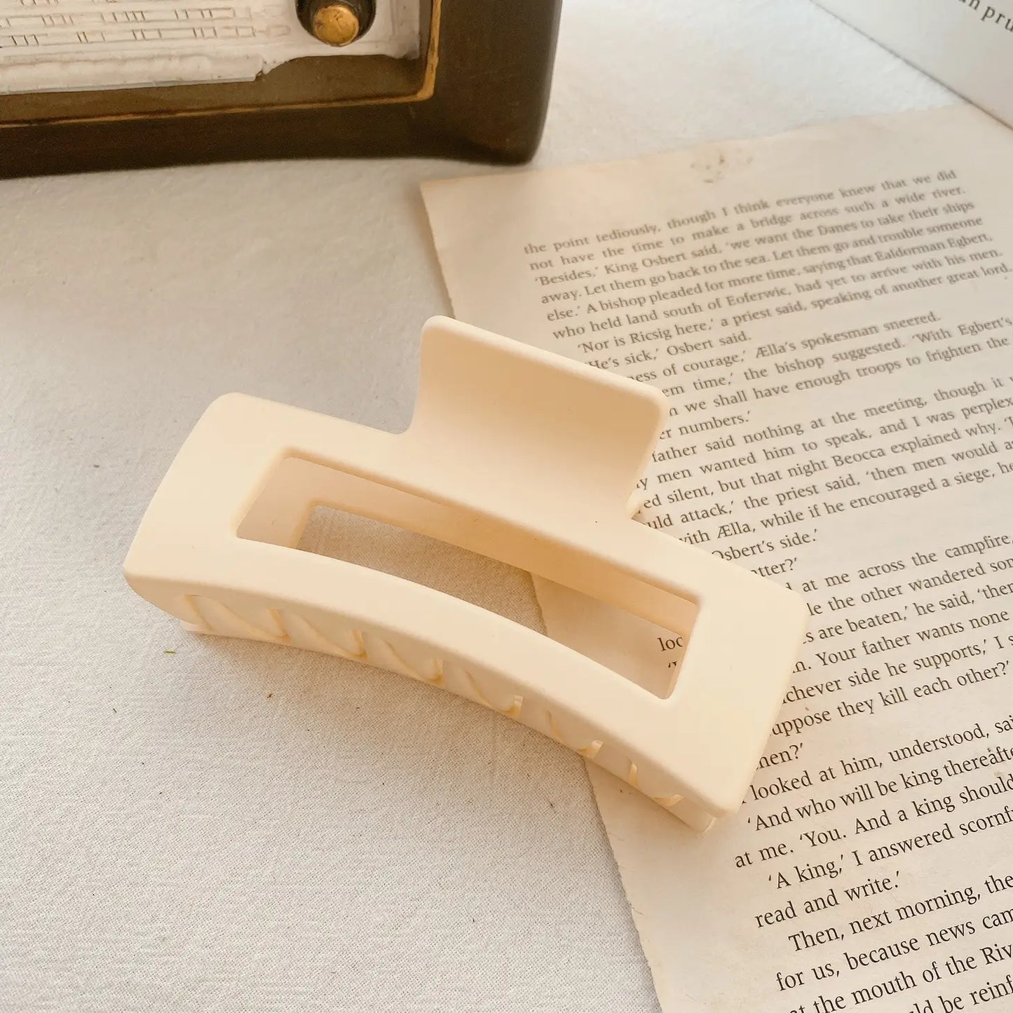 Luna Claw Clip (4 inch) - Cream