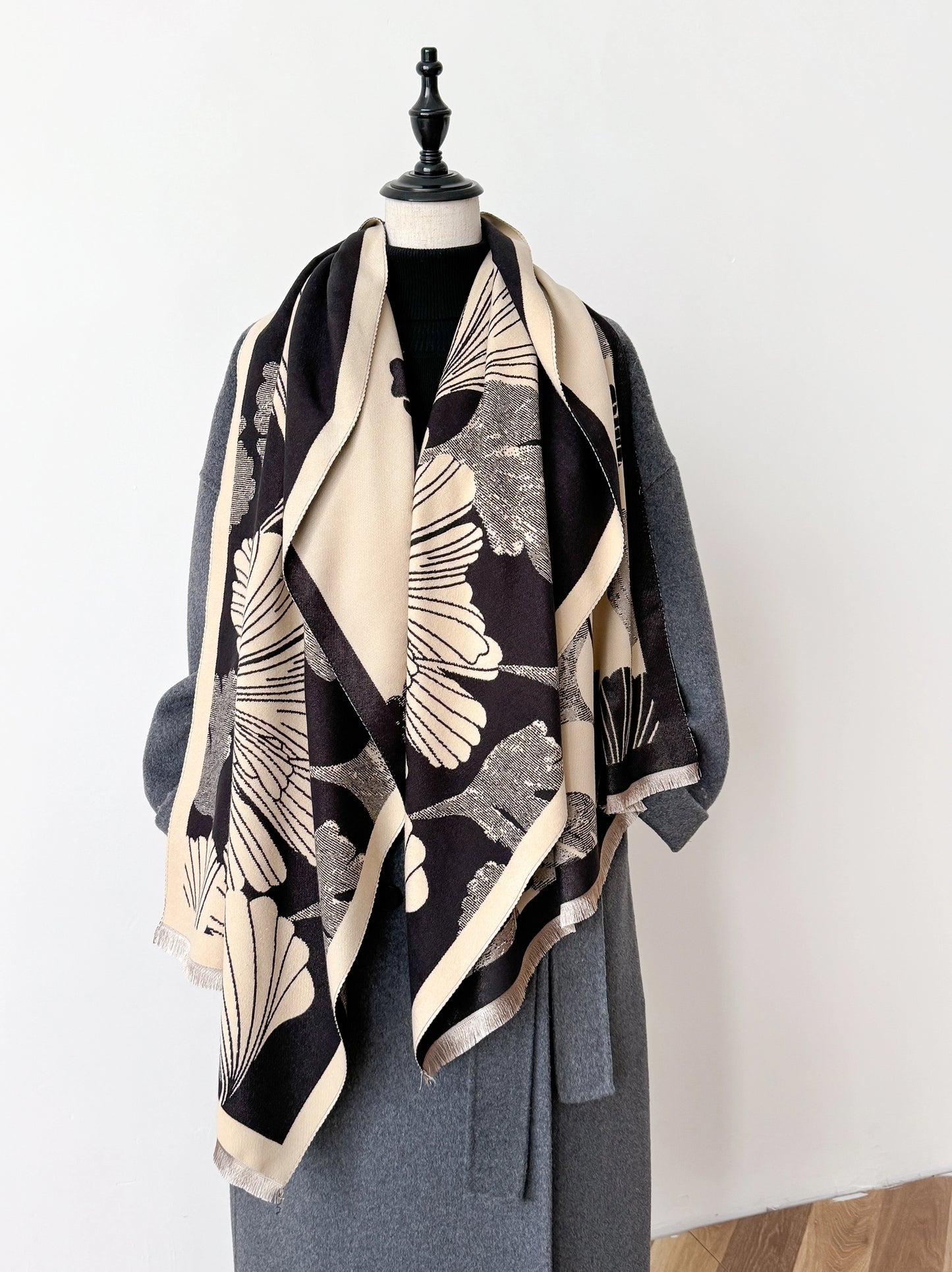Reversible Wrap - Black / Cream Large Ginkgo