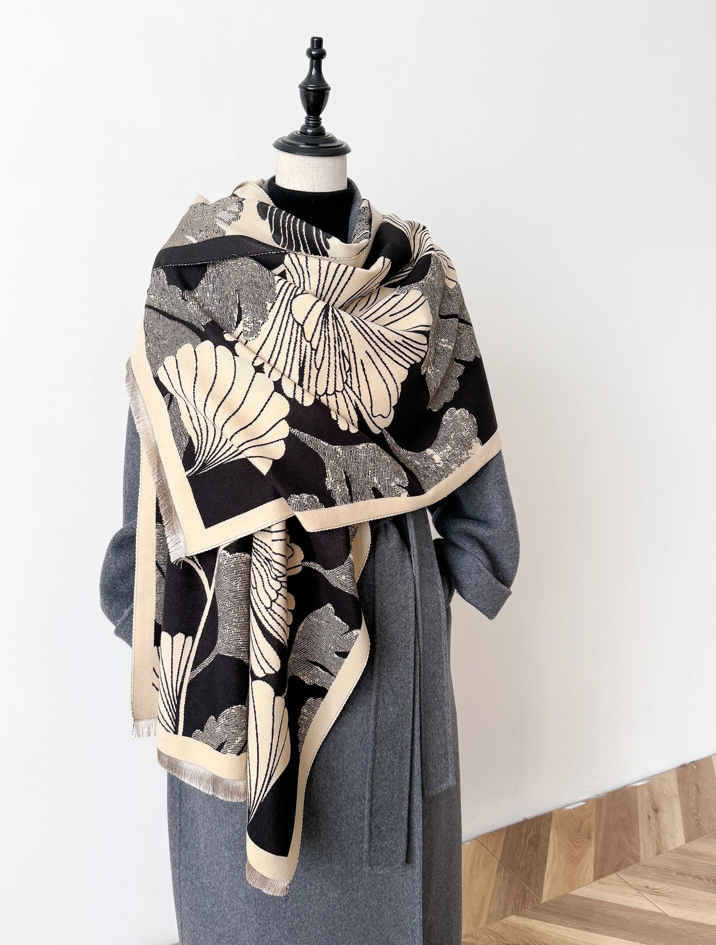 Reversible Wrap - Black / Cream Large Ginkgo