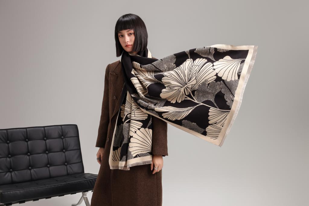 Reversible Wrap - Black / Cream Large Ginkgo