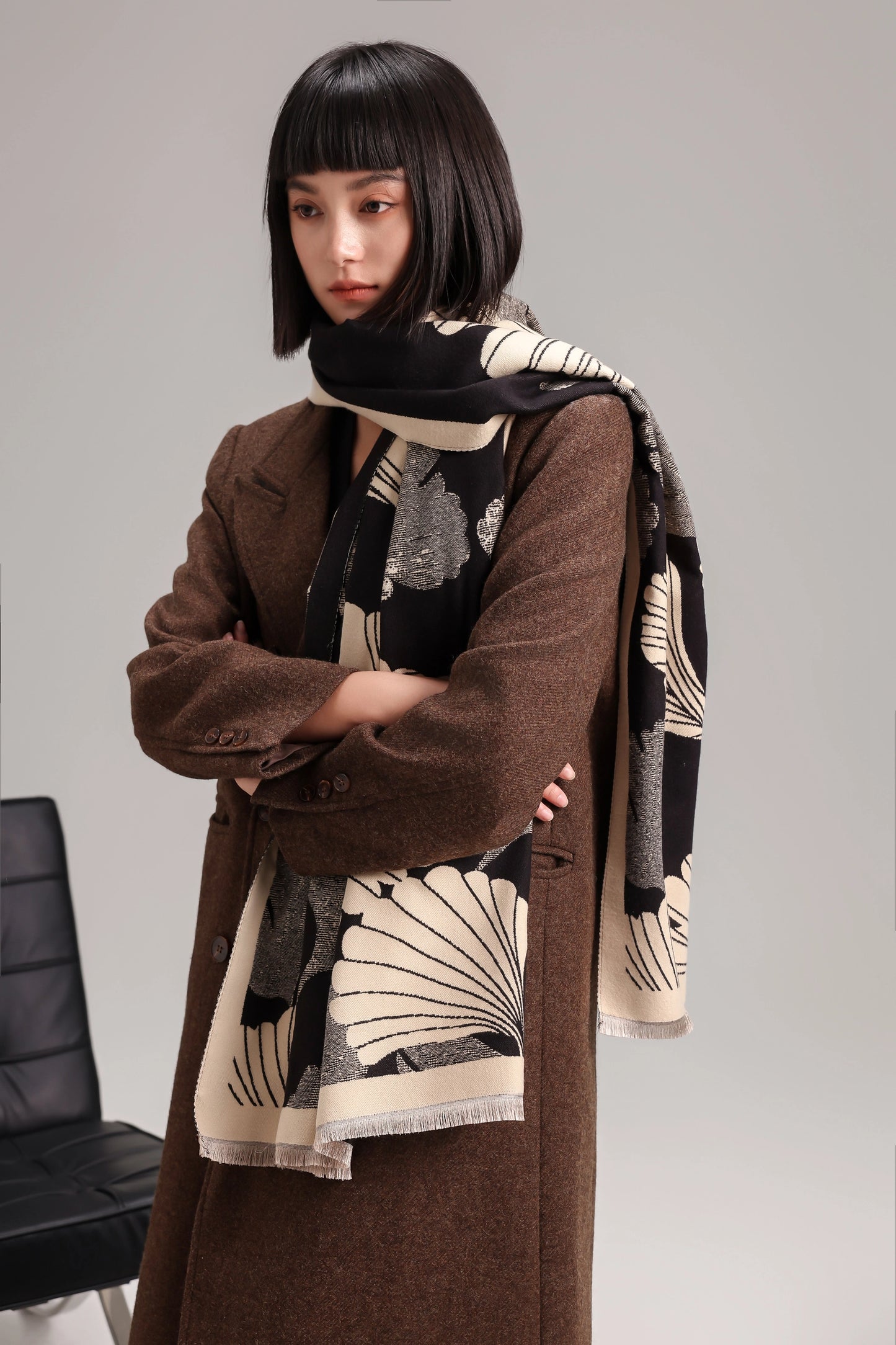 Reversible Wrap - Black / Cream Large Ginkgo