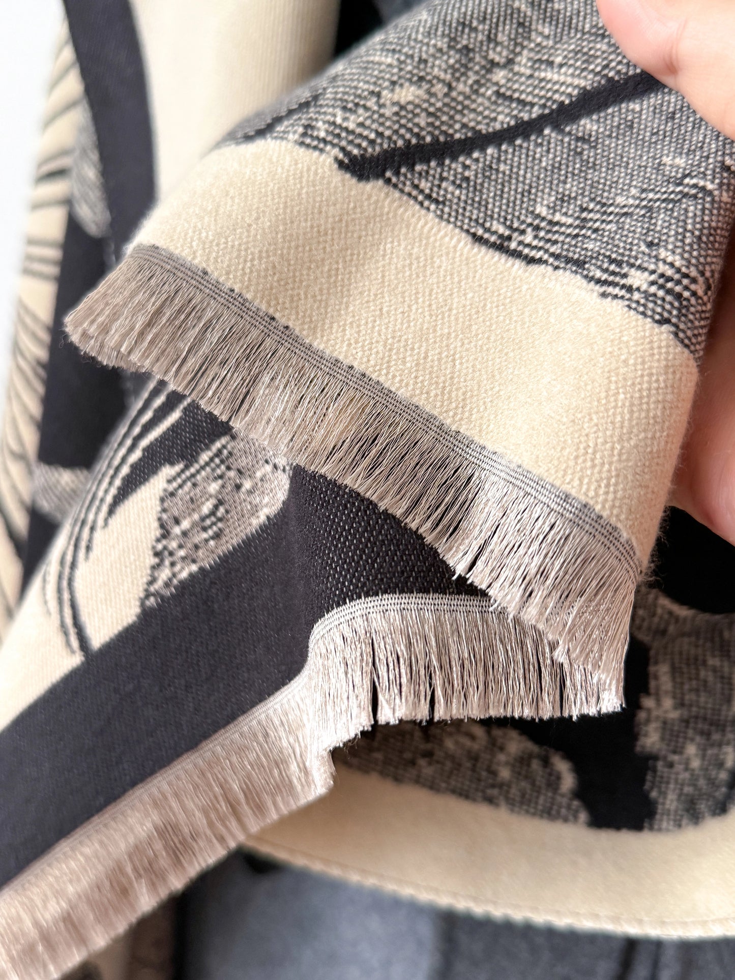 Reversible Wrap - Black / Cream Large Ginkgo